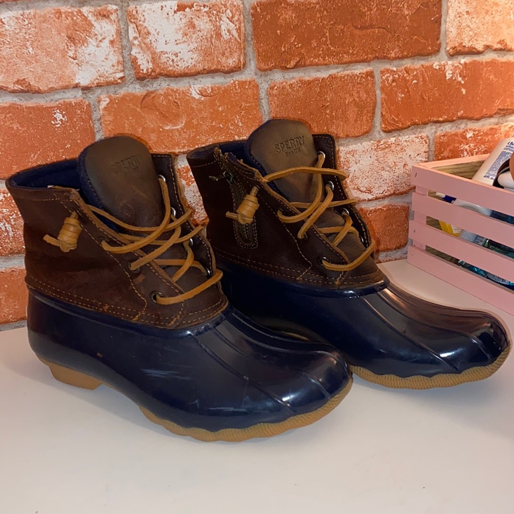 Women’s Speery boots.